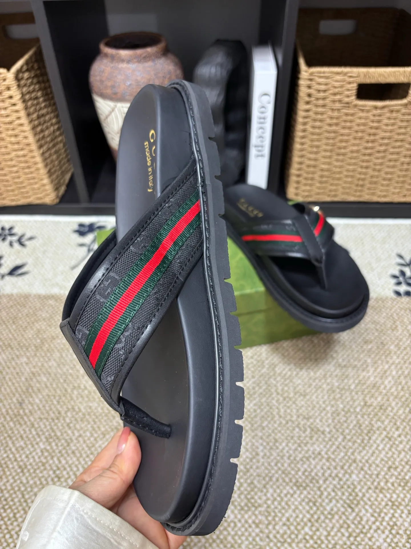 Factory 💰 300 yuan Gucci slippers] high-end men's shoes brand official website 1:1 latest masterpiece: original mold customization, the fabric is made of imported original materials, upgraded outsole, lighter and non-slip. The market's top quality, simple yet tasteful, a must-have for fashionistas, fashionable at your feet, full of confidence, the same style at the counter 👍The season of summer slippers is here. Code: 38-45 (45 customized)